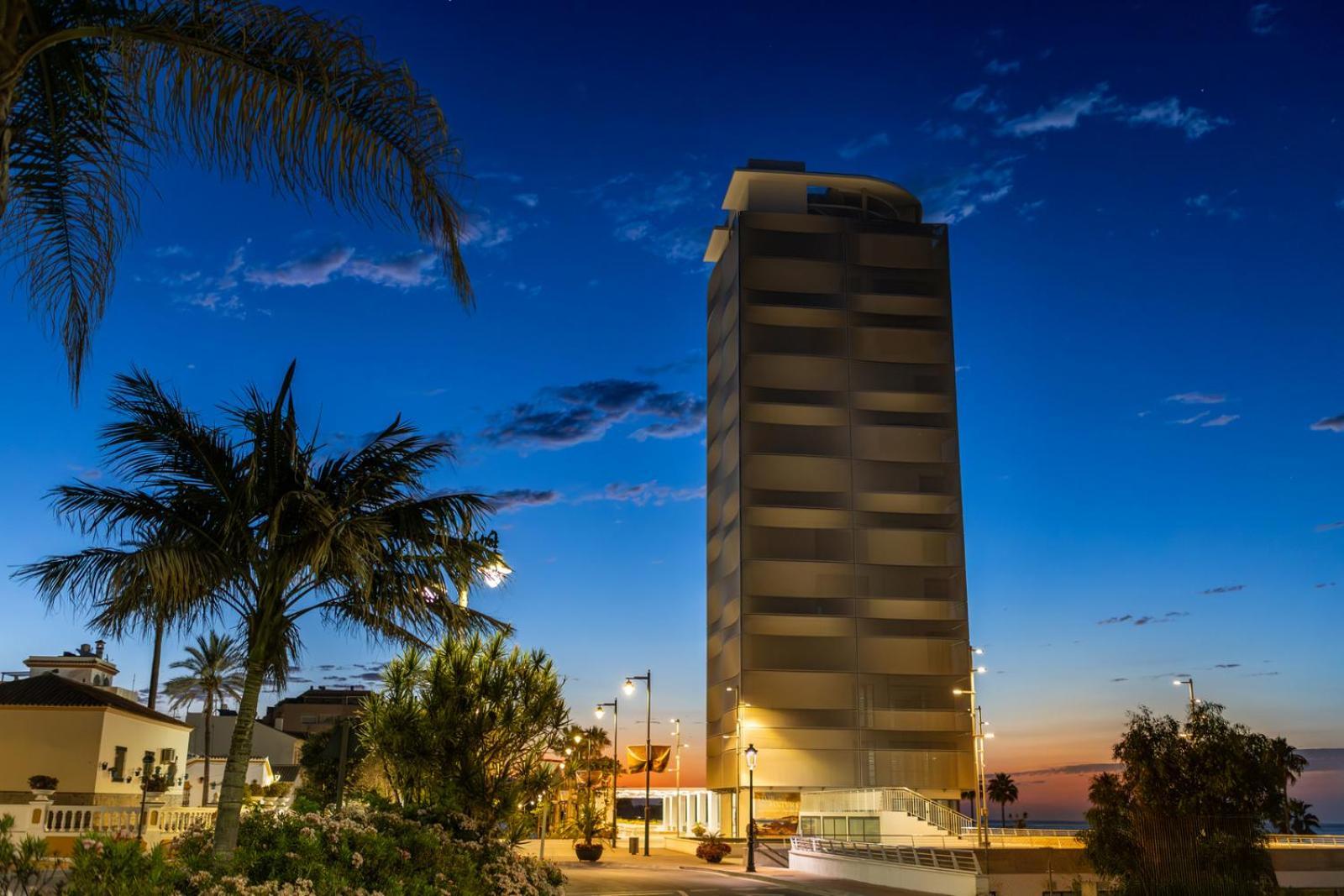Moderno Piso Centrico 3 Habitaciones Junto Al Mar Y Parking Estepona Luaran gambar