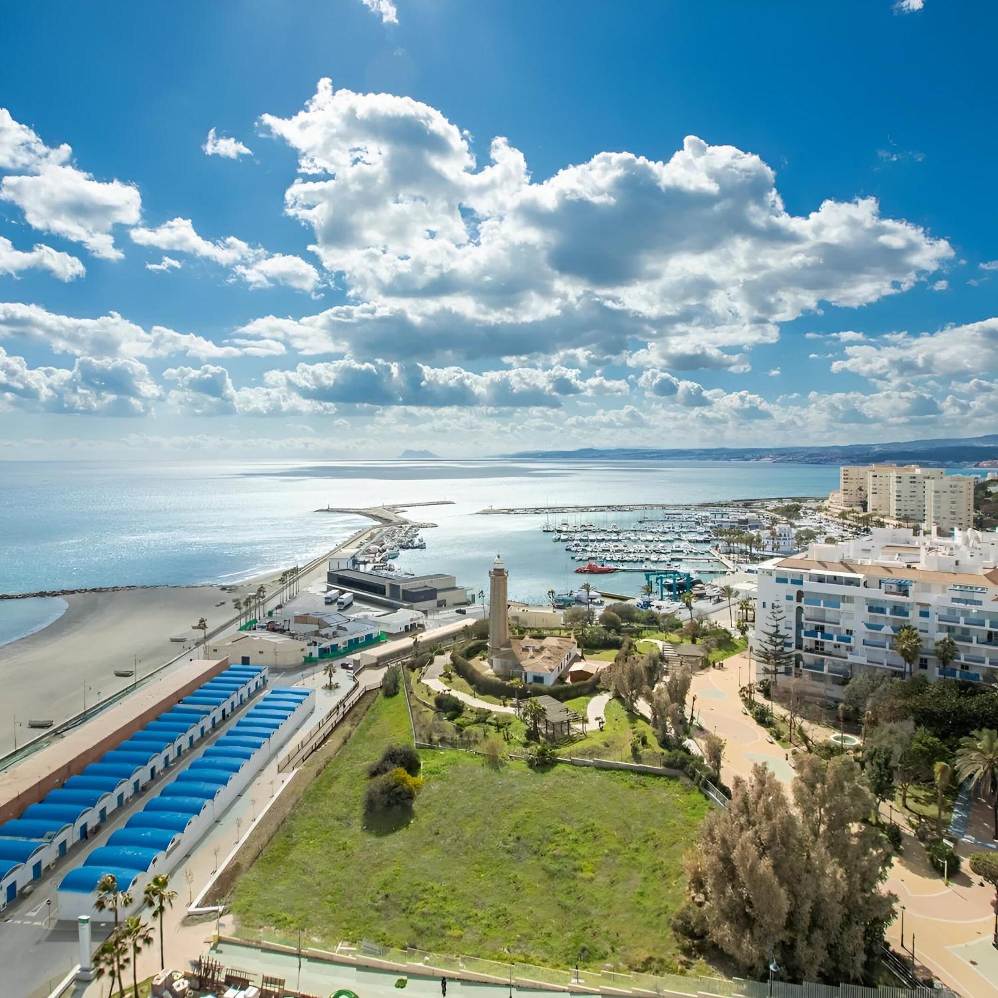 Moderno Piso Centrico 3 Habitaciones Junto Al Mar Y Parking Estepona Luaran gambar